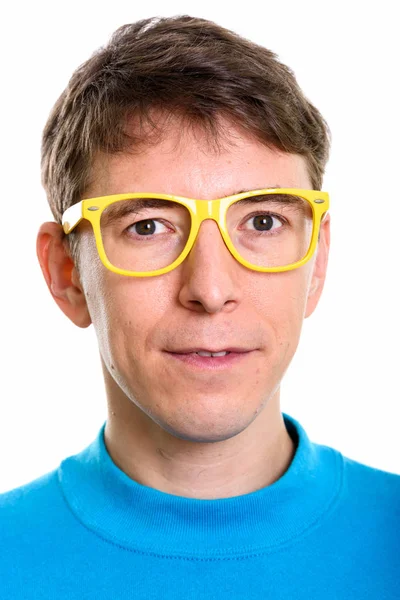 Plan studio du visage de l'homme portant des lunettes jaunes — Photo