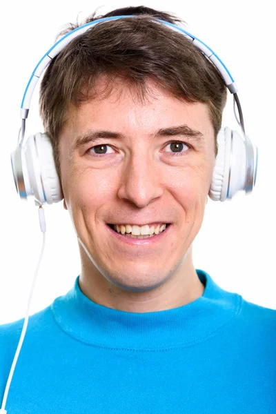 Cara de hombre feliz sonriendo mientras escucha música — Foto de Stock