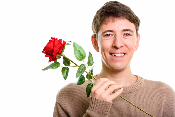 Κοντινό πλάνο της ευτυχισμένος άνθρωπος, χαμογελαστός, κρατώντας το κόκκινο τριαντάφυλλο — Φωτογραφία Αρχείου