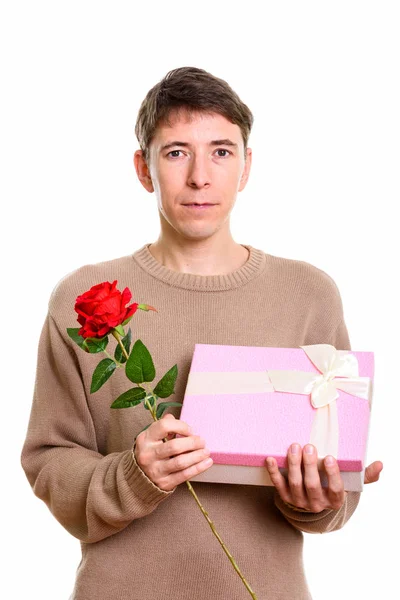 Студийный снимок человека, держащего в руках красную розу и подарочную коробку — стоковое фото
