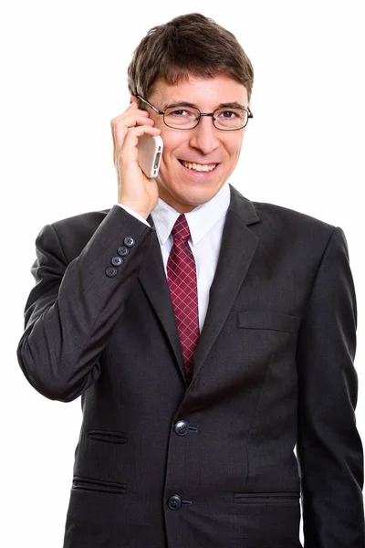 Plan studio d'un homme d'affaires heureux souriant tout en parlant sur mobile — Photo