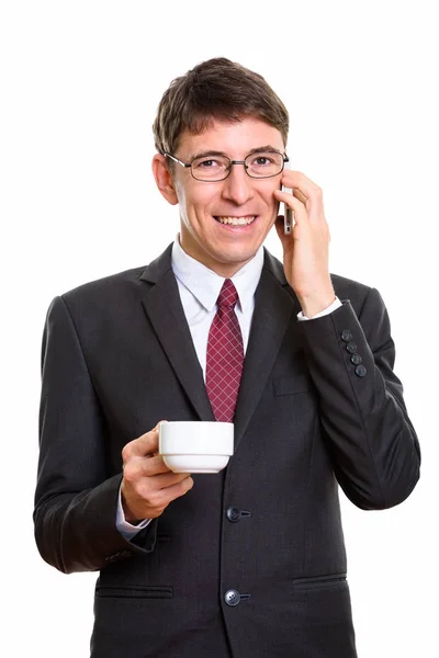 Mosolyogva, miközben beszél a mobil telefon és tartsa boldog üzletember — Stock Fotó