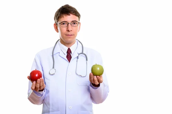 Estúdio tiro de homem médico segurando maçã vermelha e maçã verde — Fotografia de Stock