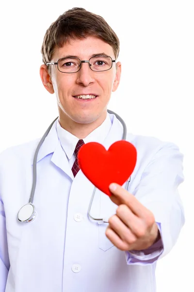 Fechar-se de homem feliz médico sorrindo enquanto segurando coração vermelho — Fotografia de Stock