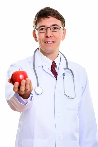 Studio záběr šťastný muž lékař s úsměvem při dávat červené jablko — Stock fotografie
