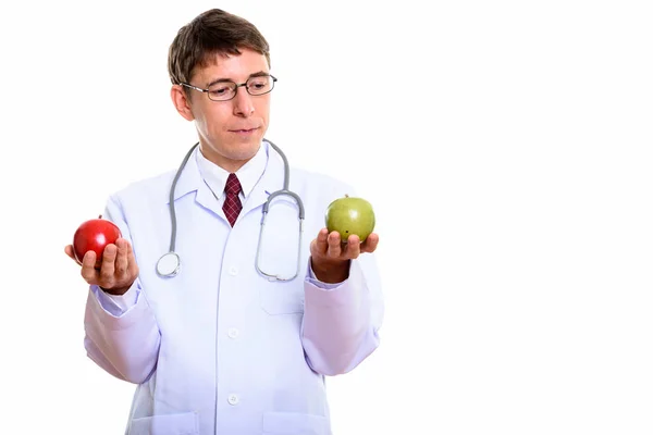 Estúdio tiro de homem médico escolher entre maçã vermelha e verde a — Fotografia de Stock
