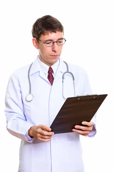 Studio ujęcie człowieka lekarz czytanie na schowku — Zdjęcie stockowe
