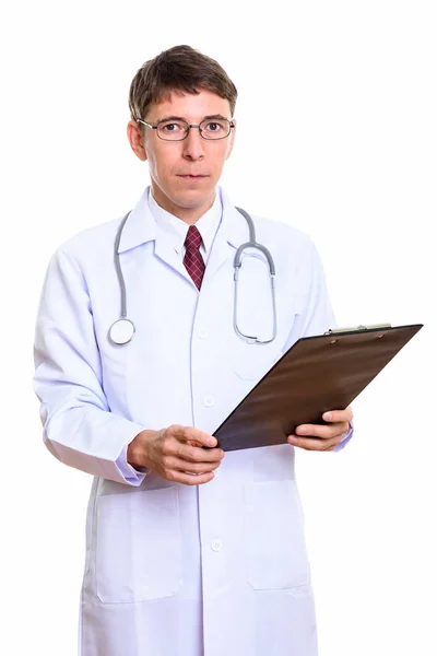 Estúdio tiro de homem médico segurando prancheta — Fotografia de Stock