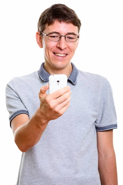 Studio záběr šťastný člověk usmívá při držení mobilního telefonu — Stock fotografie