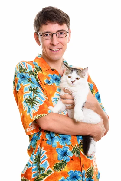 Strzał studio szczęśliwy człowiek uśmiechający się trzymając ładny kot — Zdjęcie stockowe