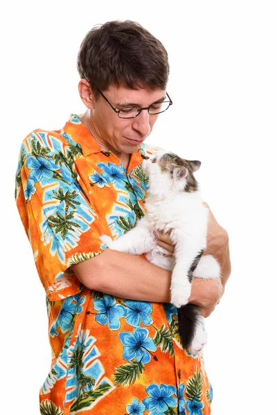 Студийный снимок человека, держащего и смотрящего на симпатичную кошку — стоковое фото
