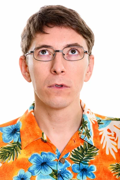 Лицо человека, думающего во время ношения гавайской рубашки — стоковое фото