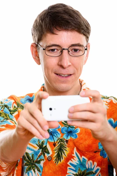 Cara de hombre feliz sonriendo mientras toma una foto con el teléfono móvil —  Fotos de Stock