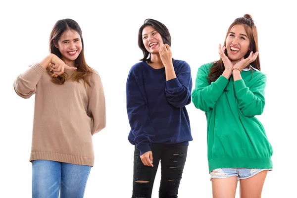 3 人の幸せな若いアジア女性友人笑顔と面白い f を作って — ストック写真