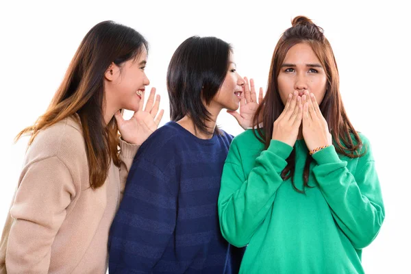 Studio colpo di giovane donna asiatica alla ricerca scioccato con entrambi amico — Foto Stock