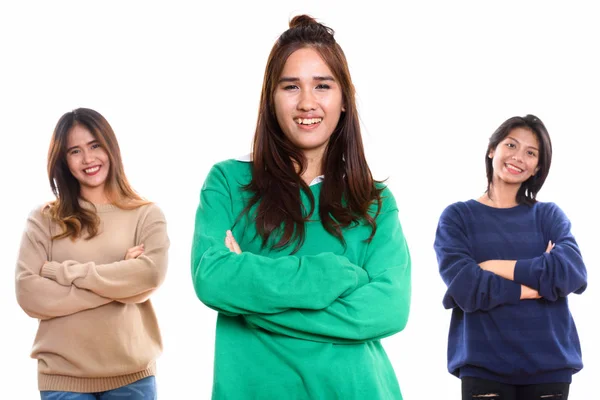 Estúdio tiro de três feliz jovem asiático mulher amigos sorrindo sagacidade — Fotografia de Stock