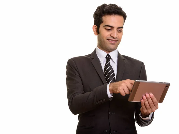 Молодой счастливый персидский бизнесмен использует цифровой планшет — стоковое фото