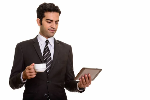 Jeune homme d'affaires persan tenant tablette numérique et tasse de café — Photo