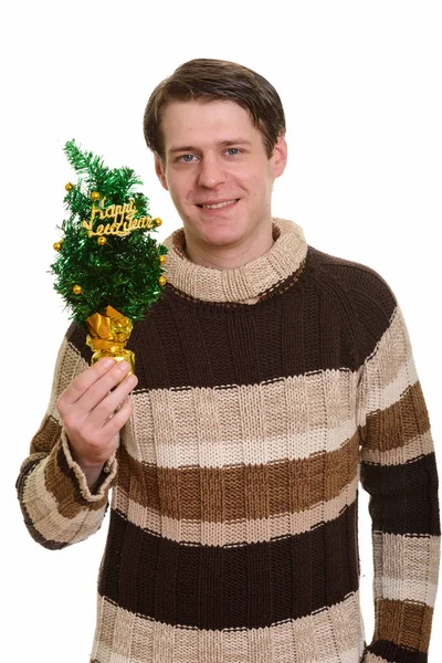 快乐英俊的白人男人抱着快乐的新年树 — 图库照片
