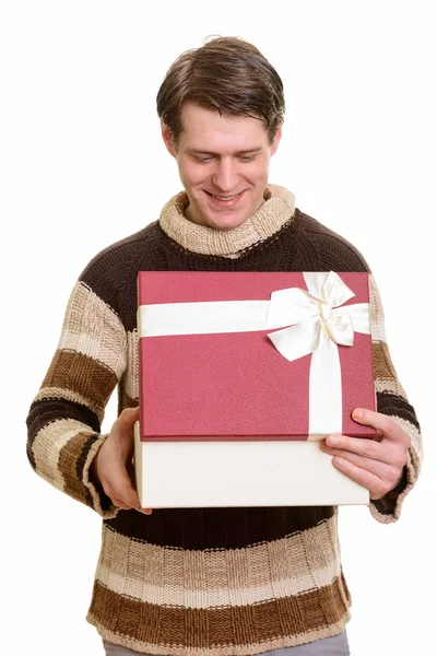 हैप्पी सुंदर काकेशियन मैन वेलेंटाइन के लिए तैयार उपहार बॉक्स खोलने — स्टॉक फ़ोटो, इमेज