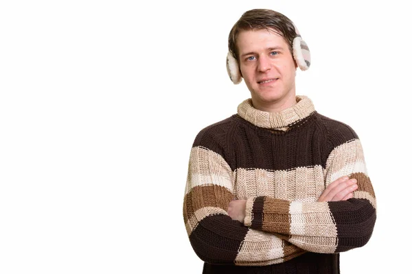 Szczęśliwy przystojny biały mężczyzna nosi zimowe nauszniki — Zdjęcie stockowe