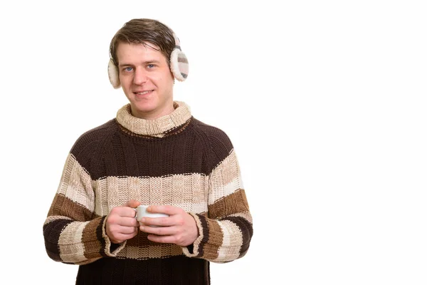 Gelukkig knappe man van de Kaukasische dragen winter oorkappen ingedrukt te houden — Stockfoto