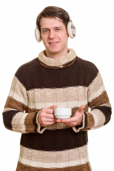 Kış etkilidirler giymek ve holding mutlu yakışıklı beyaz adam — Stok fotoğraf
