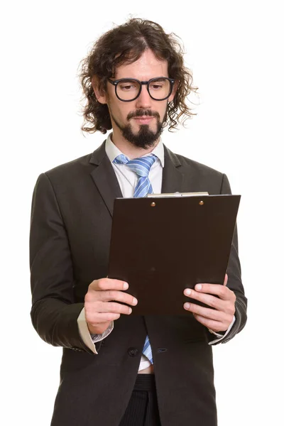 Guapo caucásico hombre de negocios leyendo portapapeles — Foto de Stock