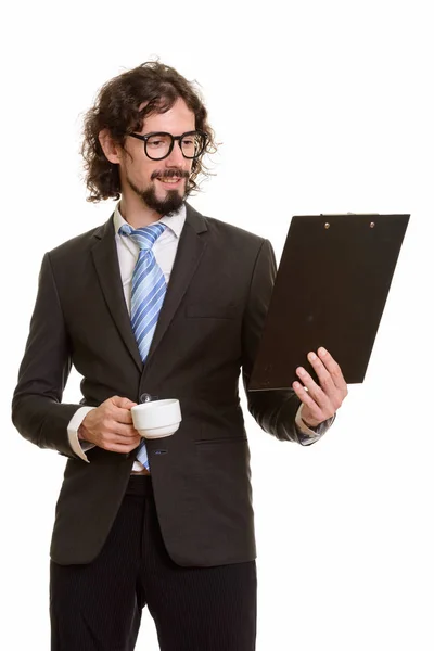 Feliz guapo caucásico hombre de negocios leyendo portapapeles mientras hol —  Fotos de Stock