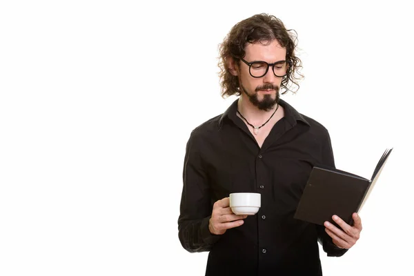 Knappe blanke man die boek leest terwijl hij koffiebeker vasthoudt — Stockfoto