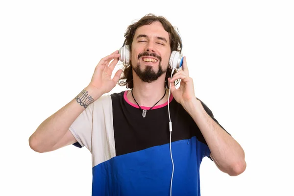 Szczęśliwy przystojny mężczyzna Kaukaska słuchanie muzyki z zamkniętymi oczami — Zdjęcie stockowe
