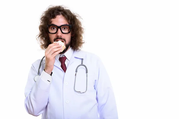 Студійний знімок красивого лікаря, який їсть сендвіч — стокове фото