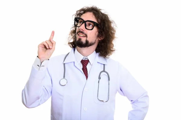 Estúdio tiro de homem feliz médico sorrindo ao pensar e apontar — Fotografia de Stock