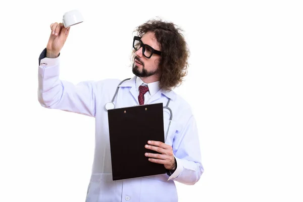 Студийный снимок красивого врача с планшетом и кофе — стоковое фото