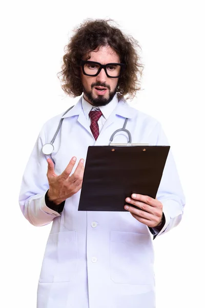 Студийный снимок разгневанного врача, читающего в блокноте — стоковое фото
