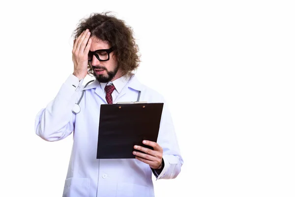 Студийный снимок стресса врача, держащего планшет — стоковое фото