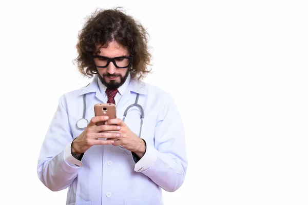Студійний знімок красивого лікаря за допомогою мобільного телефону — стокове фото