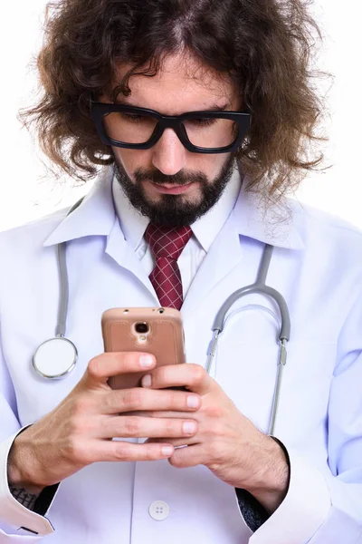 Студійний знімок красивого лікаря за допомогою мобільного телефону — стокове фото