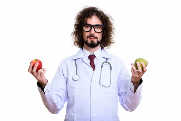 Estudio de tiro de hombre guapo médico sosteniendo manzana roja y verde a — Foto de Stock