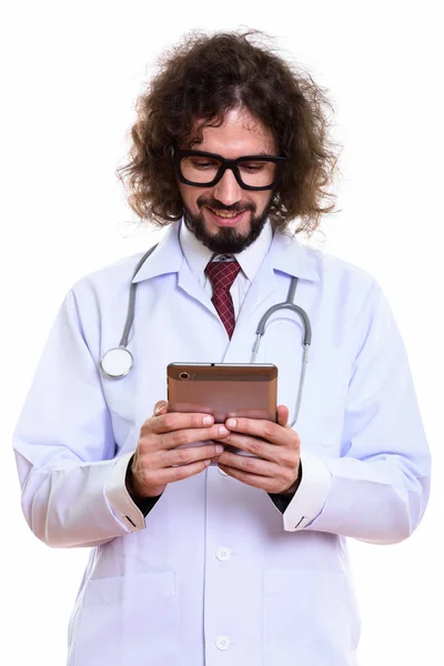 Студійний знімок щасливого лікаря, який посміхається, тримаючи цифровий та — стокове фото