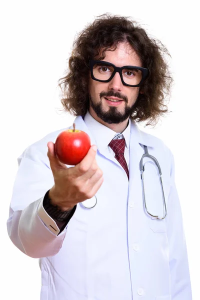 Estúdio tiro de homem bonito médico dando maçã vermelha — Fotografia de Stock