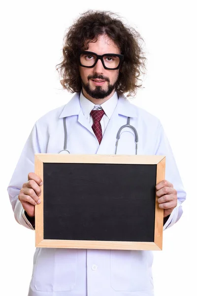 Estudio de hombre guapo médico sosteniendo pizarra en blanco — Foto de Stock