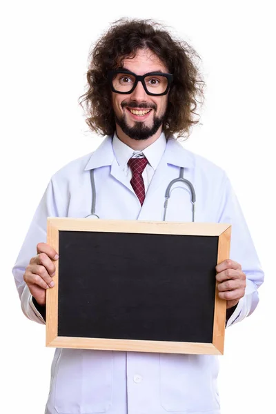 Estudio de tiro de hombre feliz médico sonriendo mientras sostiene en blanco blac — Foto de Stock