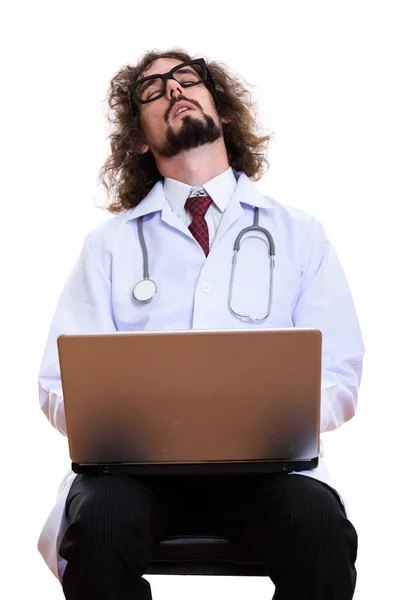 Estúdio tiro de homem cansado médico dormindo com laptop — Fotografia de Stock