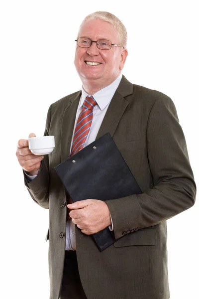 Doordachte gelukkig rijpe zakenman glimlachen terwijl clipbo — Stockfoto