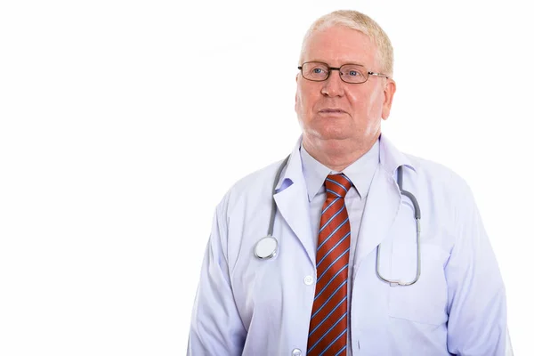 Studioaufnahme eines reifen Mannes Doktor denken, während er auf dista schaut — Stockfoto