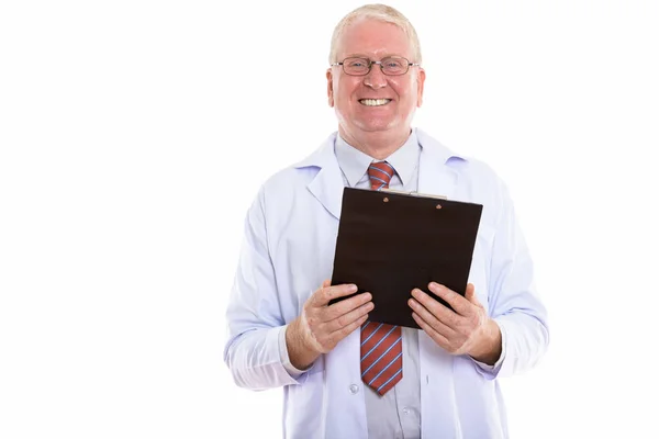 Estúdio tiro de homem maduro feliz médico sorrindo enquanto segurando cli — Fotografia de Stock