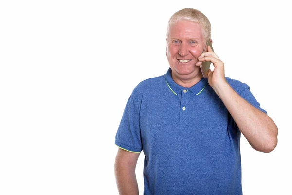 Strzał studio szczęśliwy dojrzały człowiek uśmiechający się podczas rozmowy na telefonie — Zdjęcie stockowe
