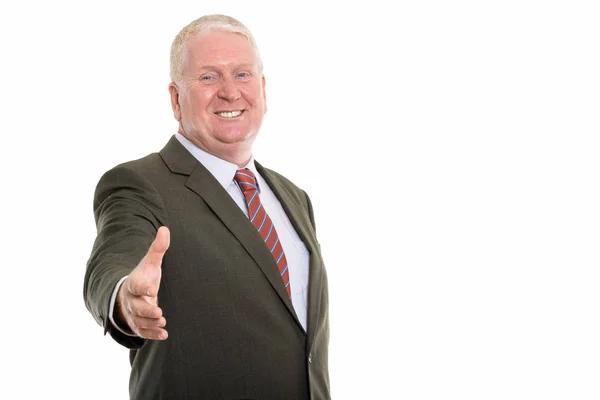 Studioaufnahme von glücklichen reifen Geschäftsmann lächelt, während sie han gibt — Stockfoto