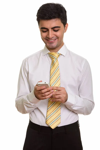 Νεαρός ευτυχισμένος Πέρσης επιχειρηματίας που χρησιμοποιεί κινητό τηλέφωνο — Φωτογραφία Αρχείου